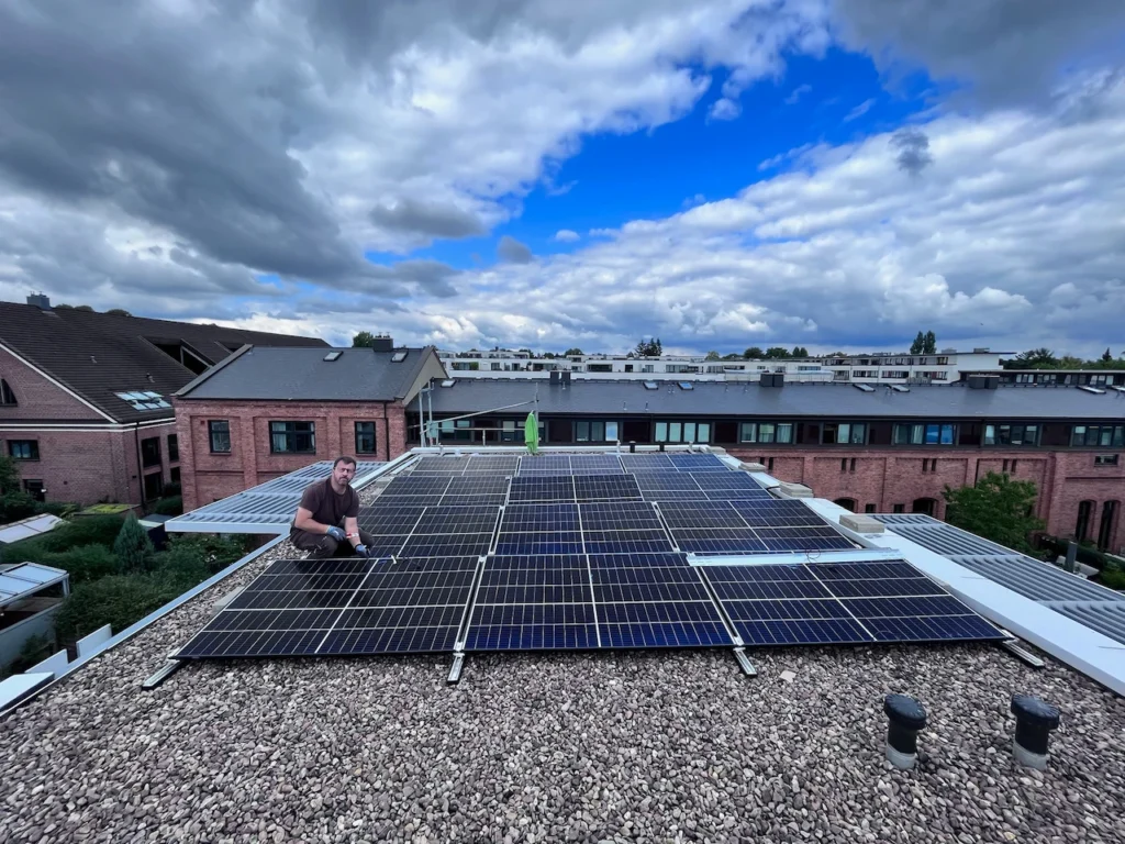 Drei Trina Photovoltaikanlagen mit je 6,5 kWp in Hamburg, Ost-West-Aufständerung mit Fronius GEN24-Wechselrichtern