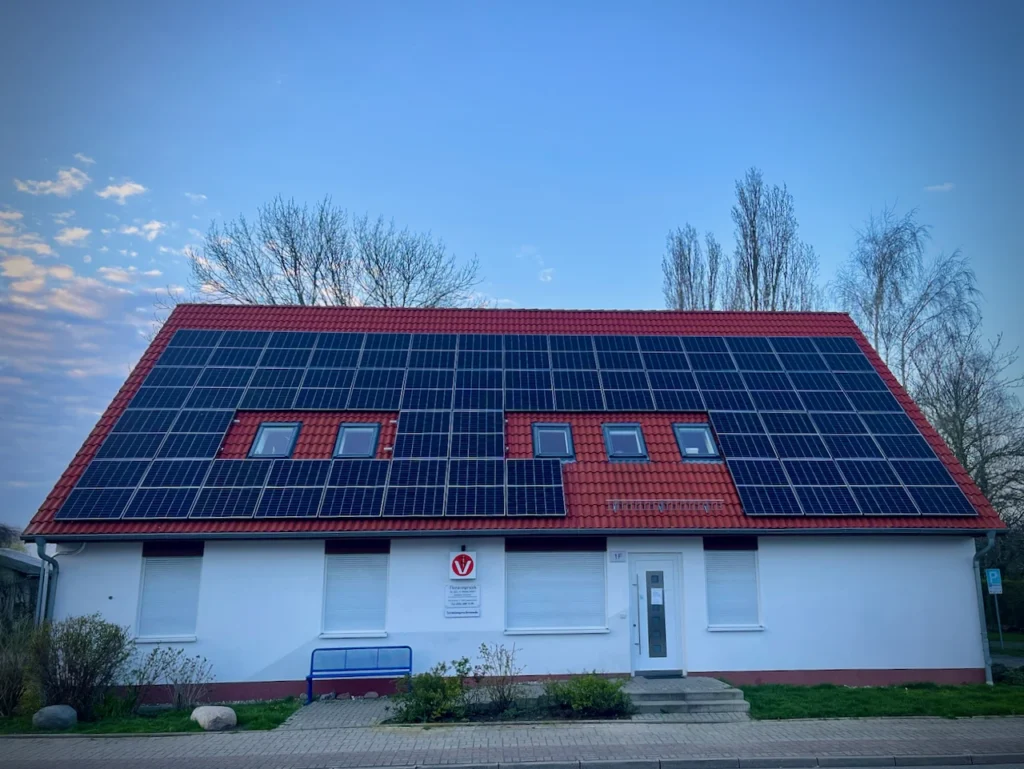 Trina Solaranlage mit 21 kWp in Sievershagen, Süd-Aufständerung auf Firmendach mit GoodWe-Wechselrichter für Eigenverbrauch
