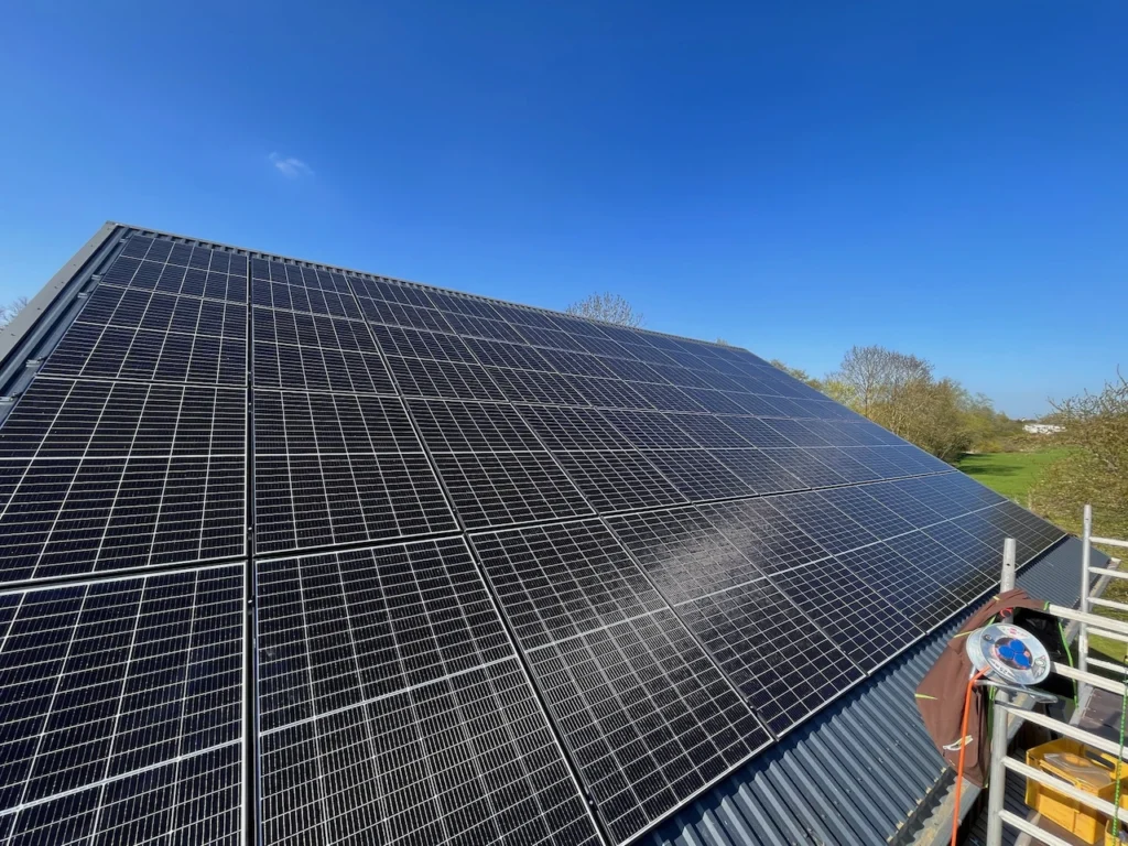 Trina Photovoltaikanlage mit 18,48 kWp in Kavelstorf, Süd-Aufständerung auf Trapezblechdach mit GoodWe-Wechselrichter